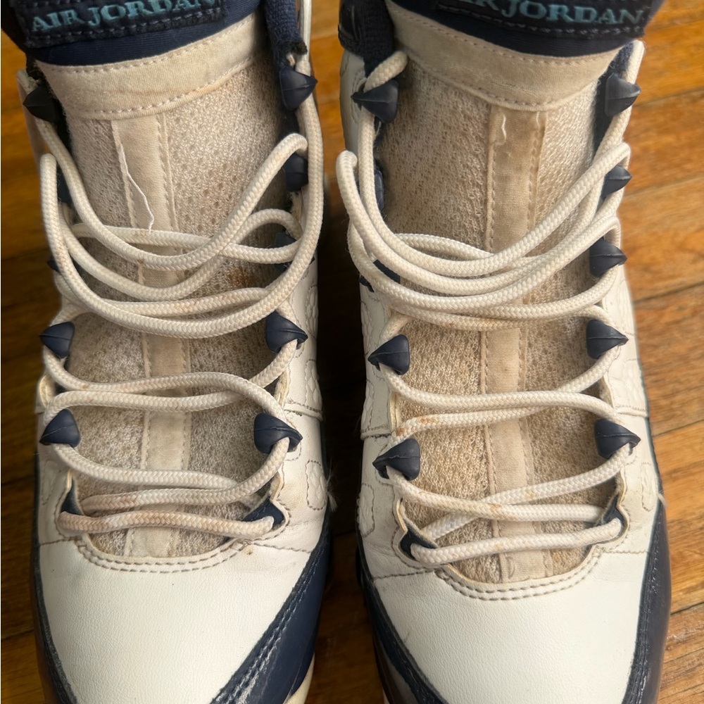 Jordan Sneakers in Navy and White